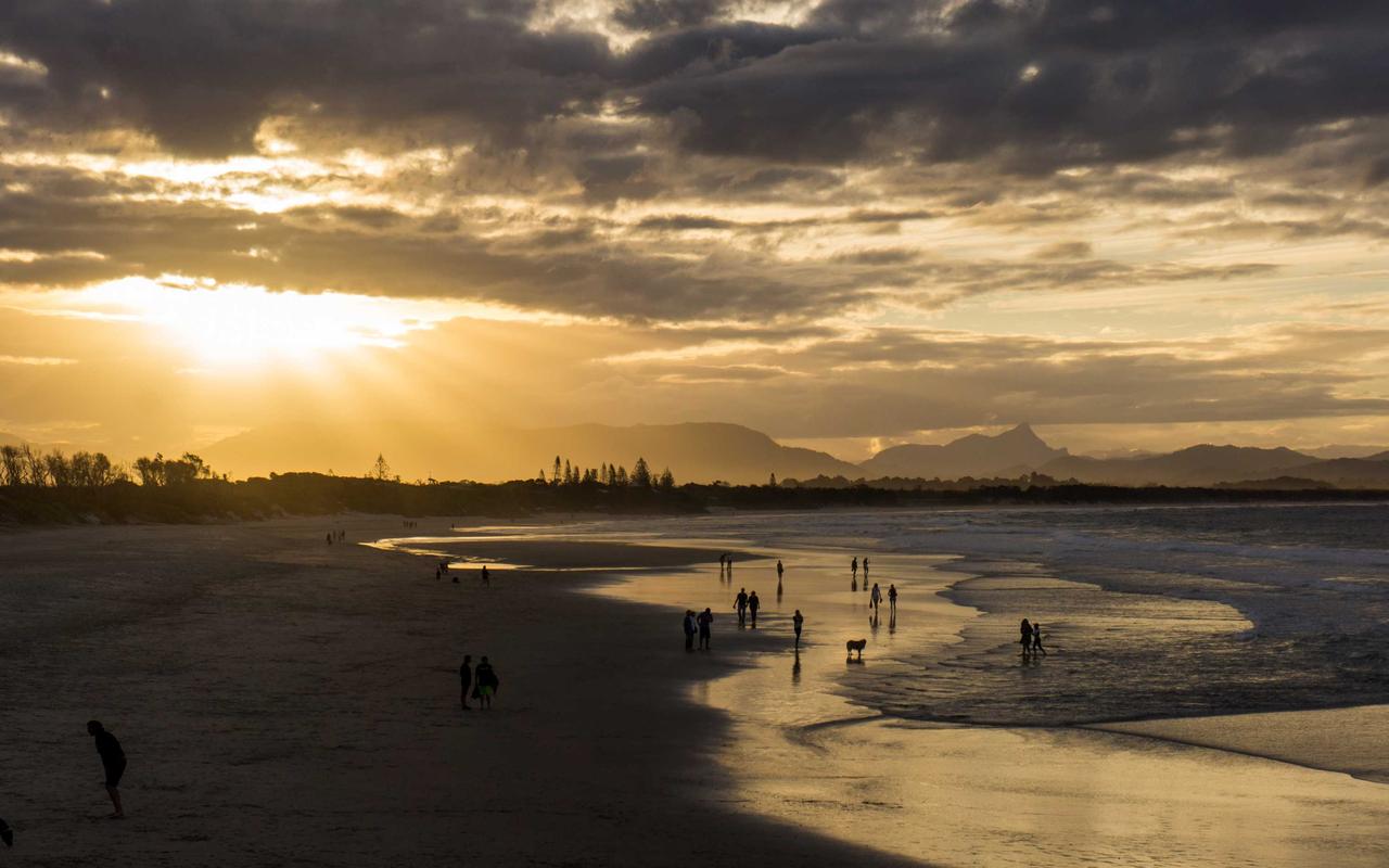 Infografica con icone di case verdi, euro e simboli di risparmio energetico.