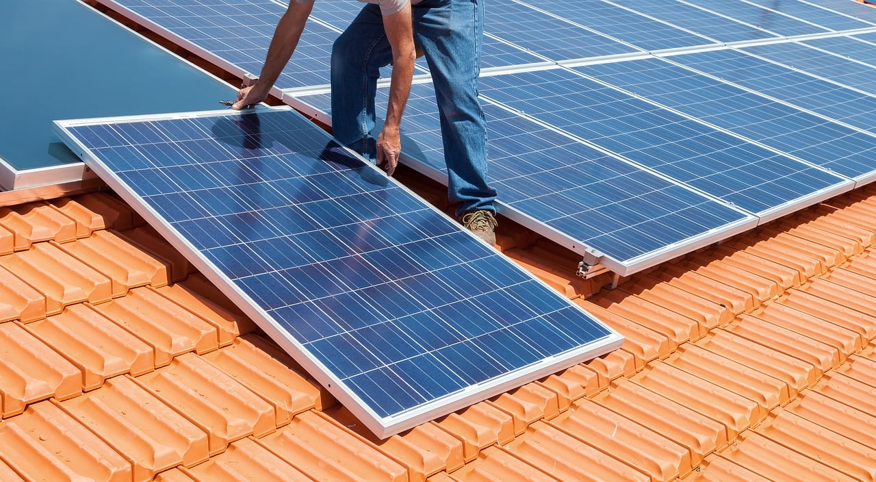 Tetto residenziale con pannelli solari installati e illuminazione LED naturale