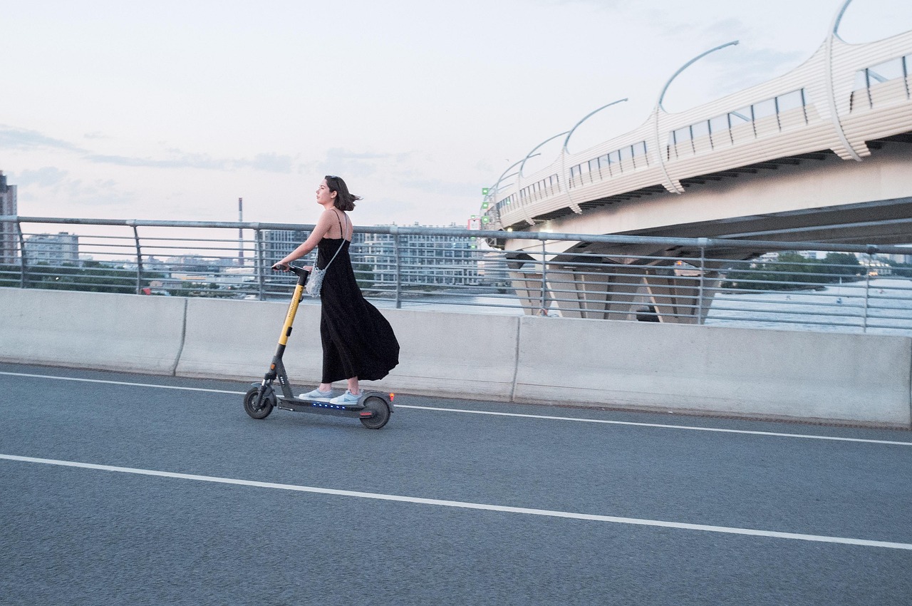Monopattini elettrici a 2 ruote con ruote grandi per mobilità urbana sostenibile