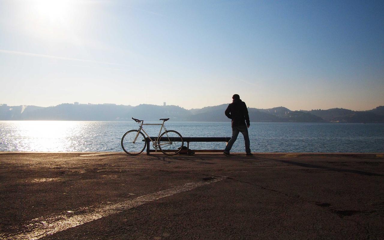 Presa elettrica smart con display LED che mostra il consumo energetico in tempo reale.