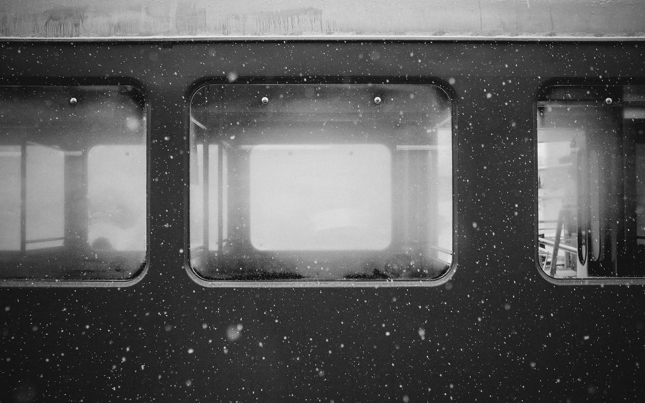 Termostato smart WiFi installato su parete, con display touchscreen moderno.