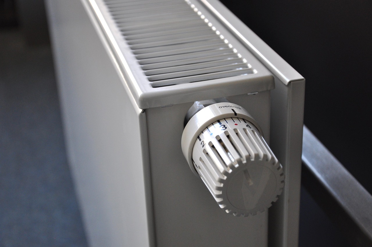 Valvola termostatica smart installata su radiatore moderno